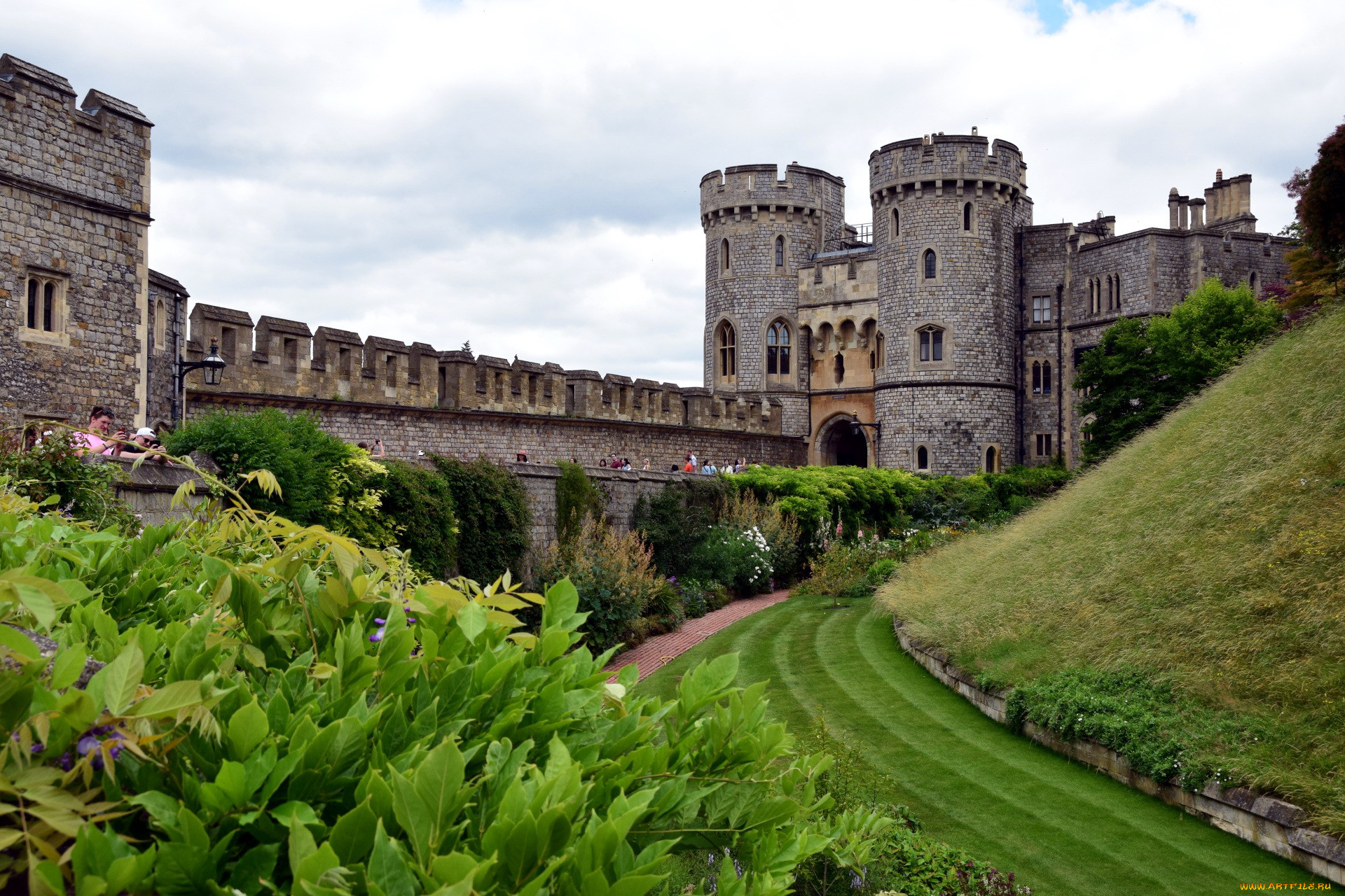 Windsor castle england. Castle Windsor Англия. Windsor Castle (замок в Виндзоре). Виндзорский замок (г. Виндзор) Англия. Виндзорский замок на английском.